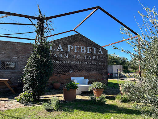 banco La Pebeta Restaurant, Proveeduría Y Granja